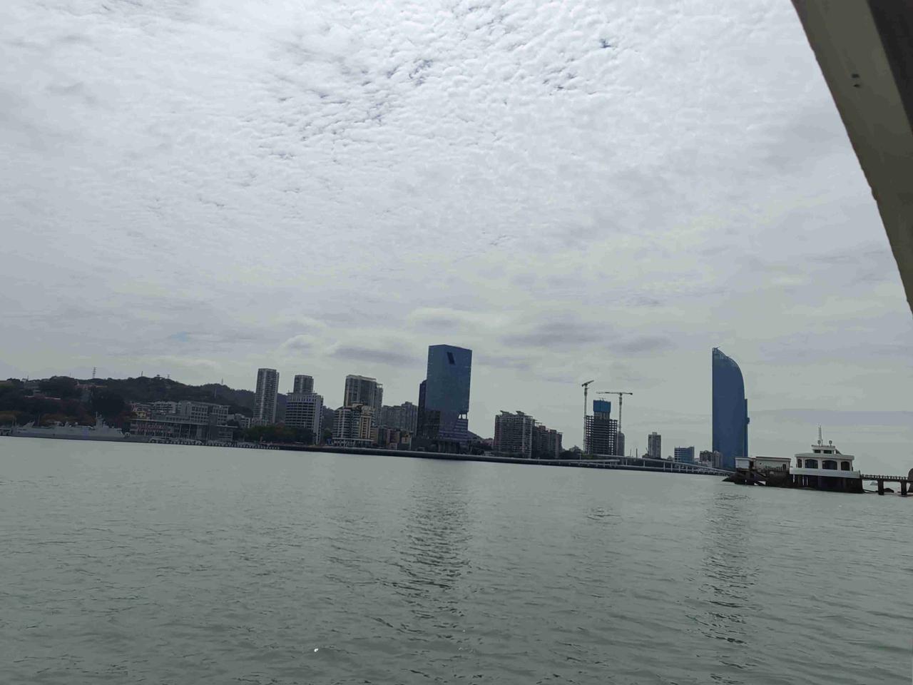 今天，是被雾裹住的灰调滤镜，湿度92%闷得黏糊糊，预报小雨但没见几滴，只有灰蒙蒙