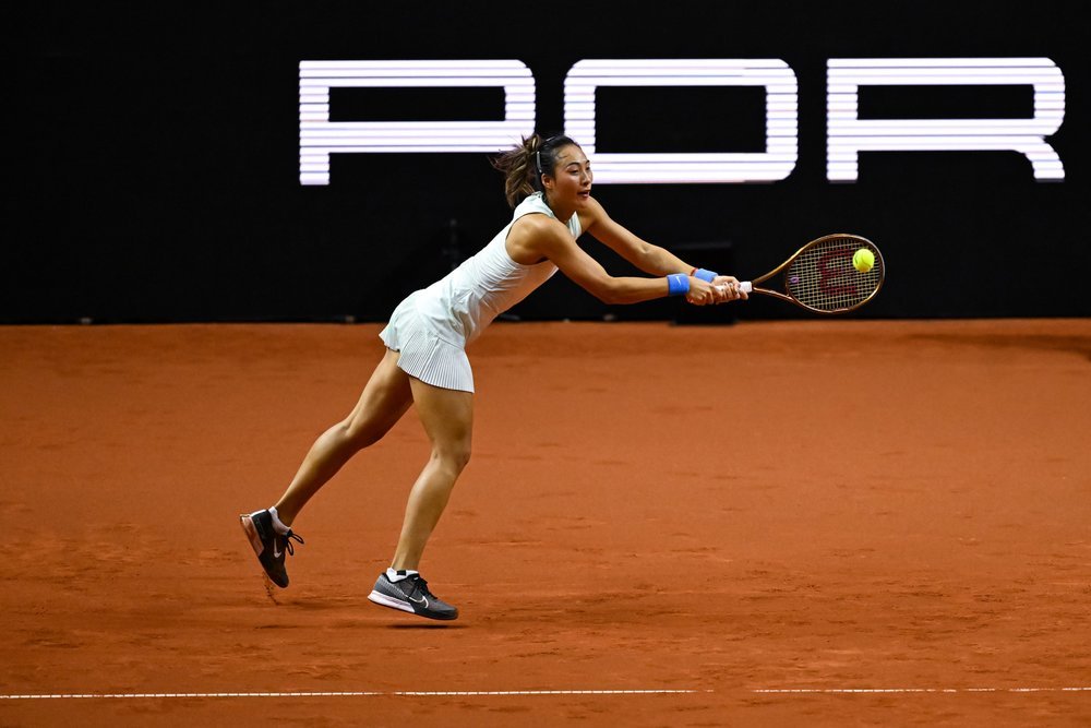 斯图加特500赛官方消息，郑钦文因伤退出本站比赛，伊埃拉替补入围。郑钦文因伤缺席