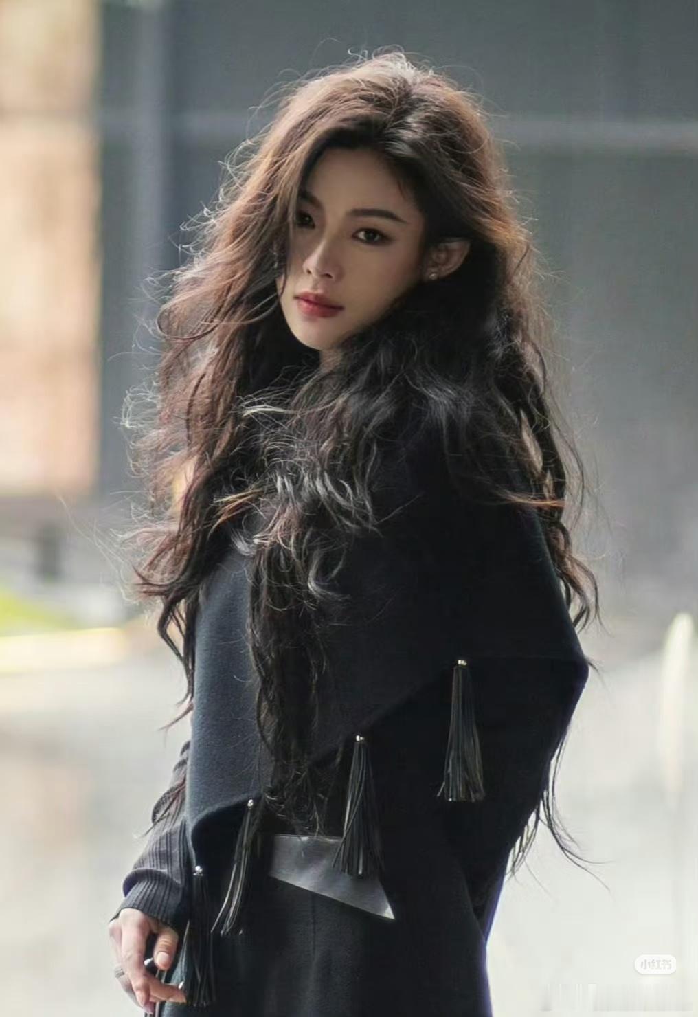 陈丽君年度文化传承创新演员陈丽君红毯造型又美又飒，太适合她了！[鼓掌][鼓掌][