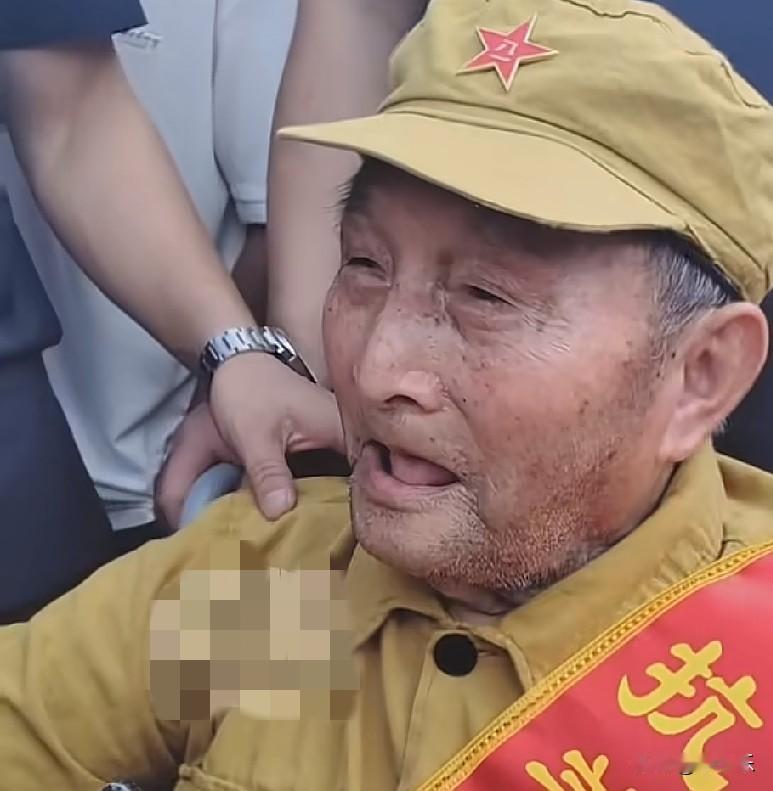 8月1日，江西南昌八一广场，人山人海，游客们彻夜等待“八一”建军节限定升旗仪式。