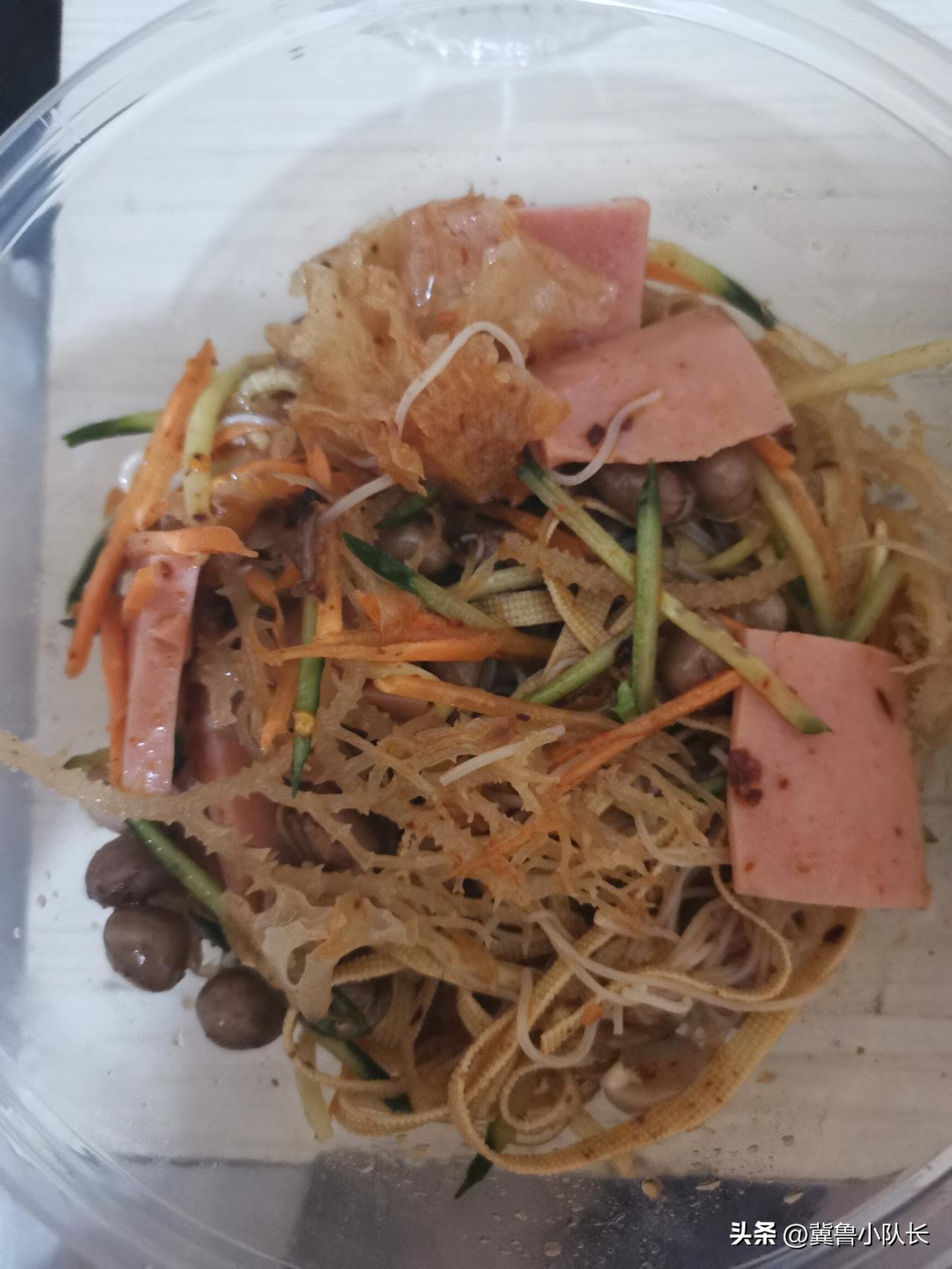 天气炎热，凉拌菜是很多北方人的最爱。下午去熟食店拌了一份凉菜，选好配菜后给了老板