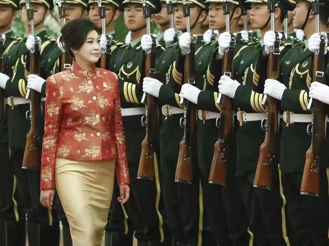 优雅风华，美人英拉
泰国前总理英拉·西那瓦，是政坛中一抹温婉动人的绝色风景，兼具