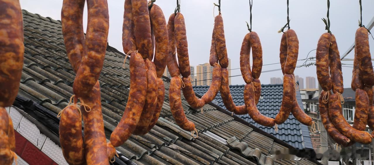 在春节，香肠代表家庭团圆与生活富足，其制作和分享过程强化了亲情纽带，寓意日子红红