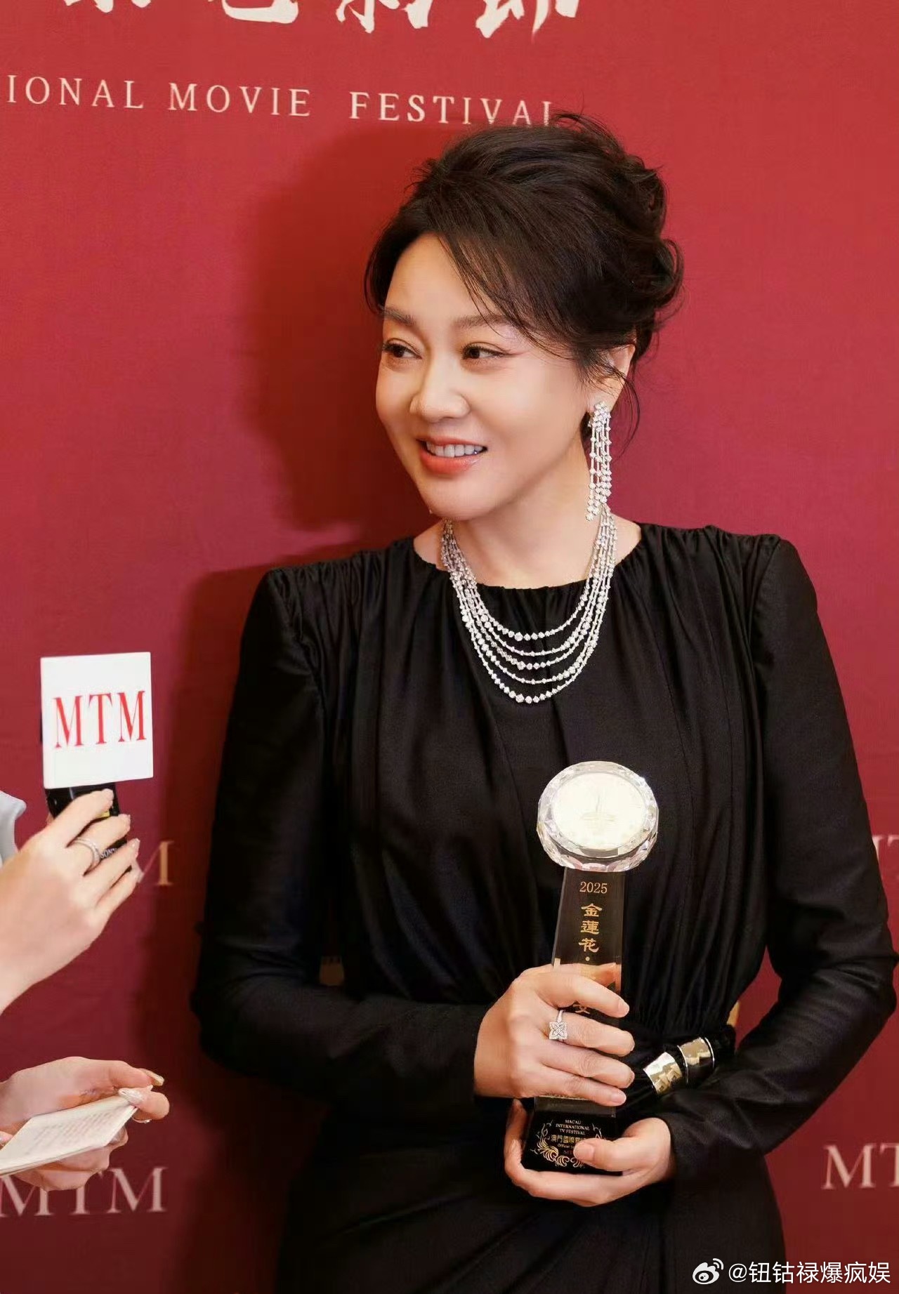 闫妮白玉兰颁奖闫妮斩获过白玉兰最佳女主，如今以颁奖嘉宾身份亮相，一路深耕热爱，期