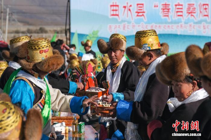 西藏雅鲁藏布江畔春耕忙:传统仪式承载丰收祈愿