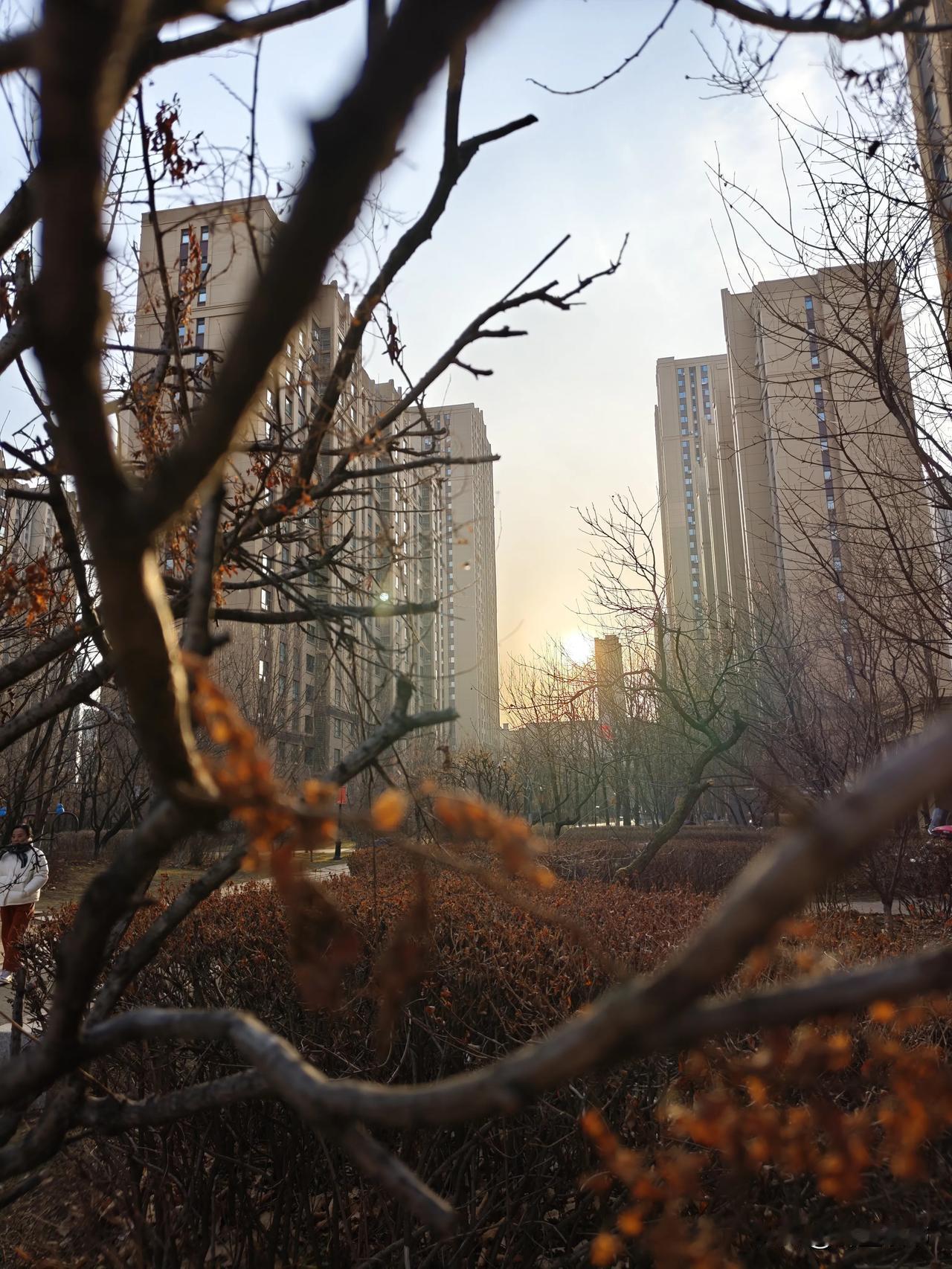 生活不会让你不开心，想多了才会。
 
很多时候，事情本身并没有那么复杂，也没有那