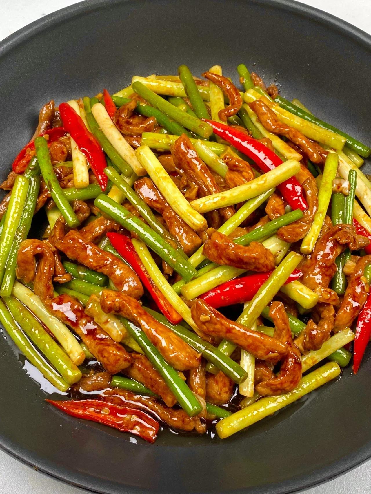 在亲戚家吃过一回，真的被惊艳到了！！|||蒜苔炒肉是一个非常经典的搭配，一荤一素