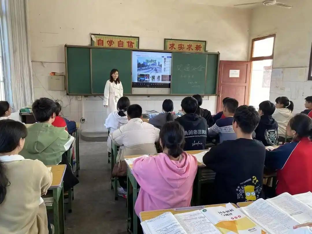 四十年磨一剑
 
我有一回现场观摩名师上课，课真是精彩。散场我上前请教：“老师，