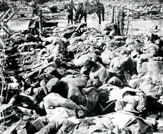 1937年，几个鬼子用抓到的中国人练习砍头，一名不想坐以待毙的少年突然跃起，接连