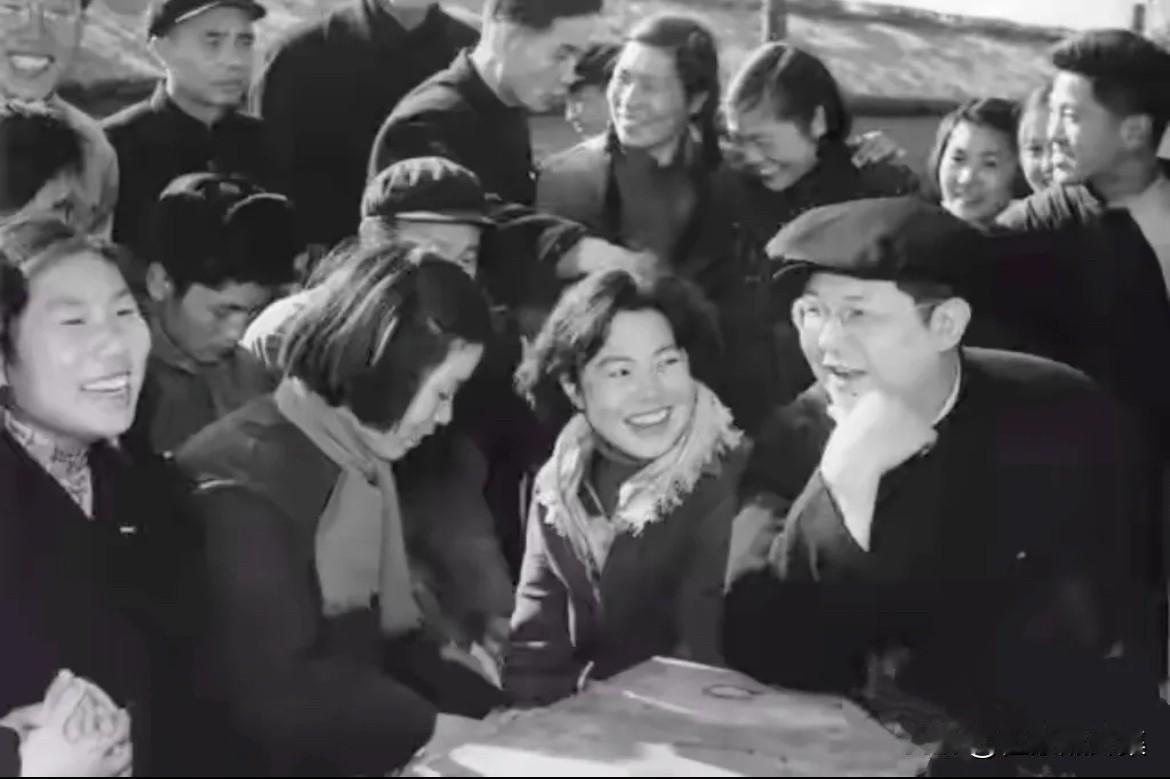 1957年12月，时任上海市书记处书记魏文伯同志（前右一）在解放公社（原曙光农业