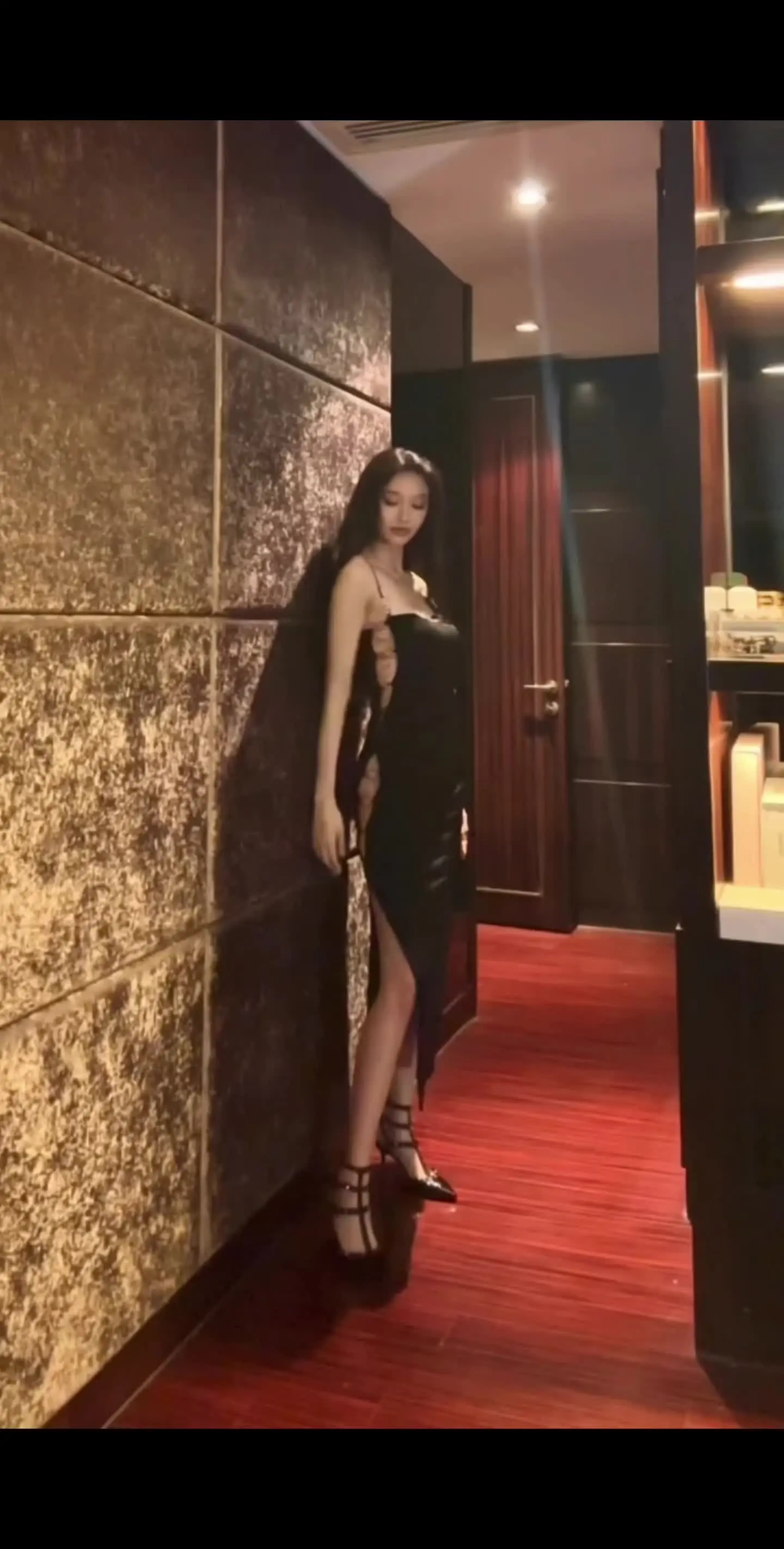 一条穿不出去的裙子