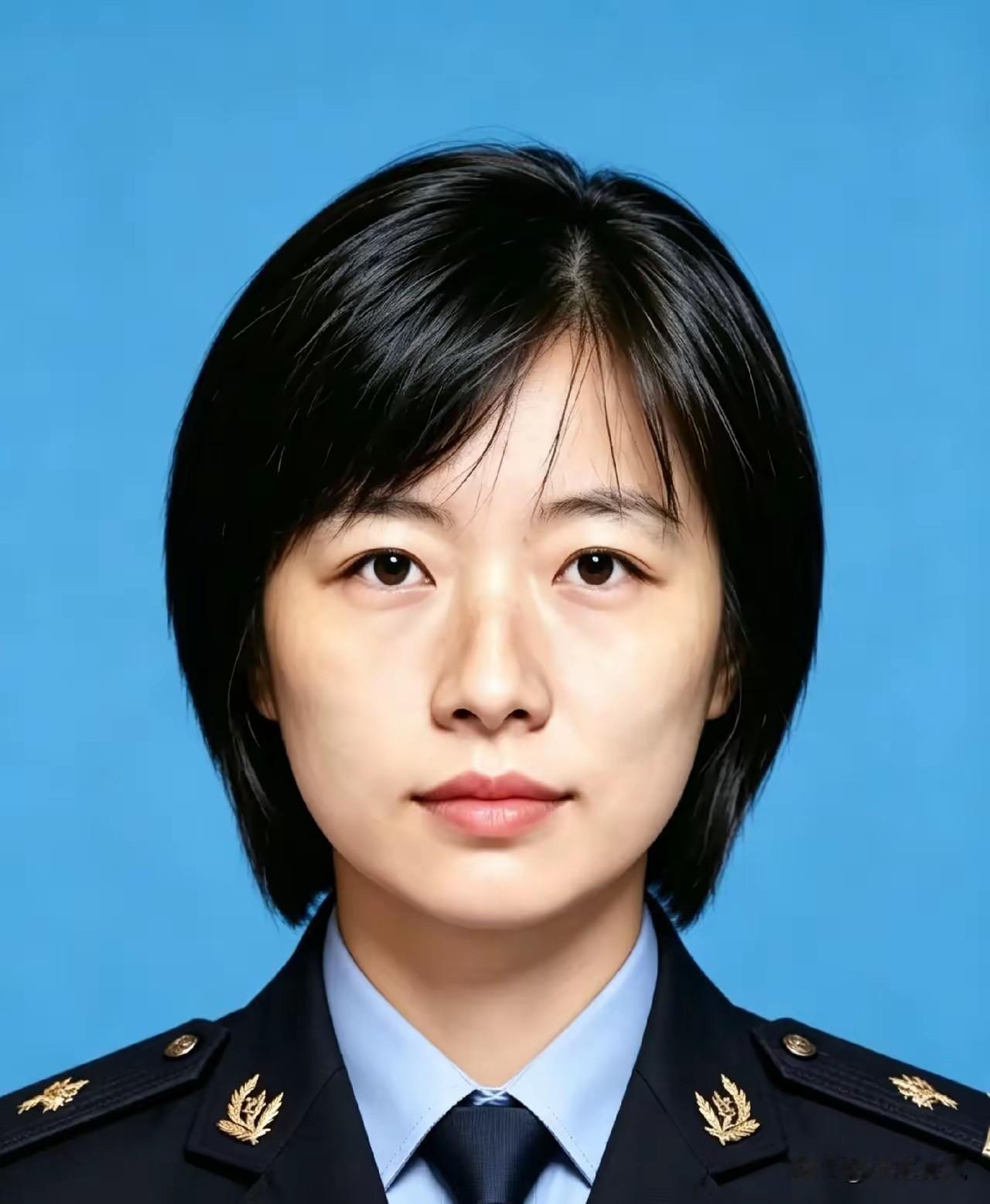 肖茗丹，是武警"猎鹰突击队"女子特战大队里那朵带刺的"火凤凰"，战友和央视镜头前
