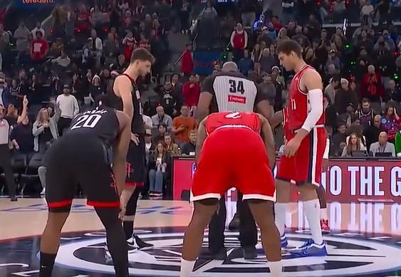 北京时间12月24日，火箭队真是送温暖了，今天108-128惨败快船，过去5场比