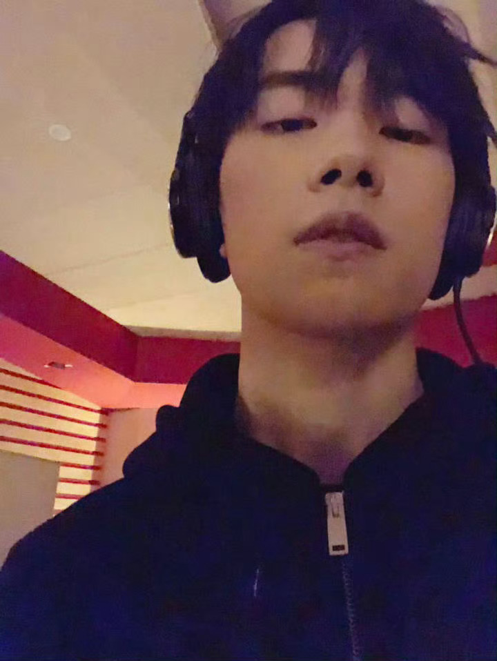 被易烊千玺骗到了简未斯就这样戏耍我…提前蹲在小网站准点使劲刷刷刷时，微博发送一张