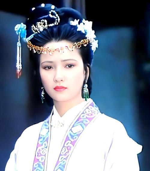 何晴老师，
您从画中走来，
终又化作我们记忆里的
山水——谢谢您为这人间，
演过