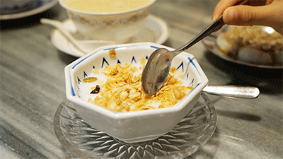 硬核研究所【杏仁豆腐里其实没豆腐】 甜品“杏仁豆腐”的名字中虽然有“豆腐”二字，