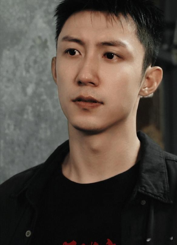 黄景瑜提到，在娱乐圈里，势利眼的现象非常普遍，人们常常会因为各种原因看不起别人或