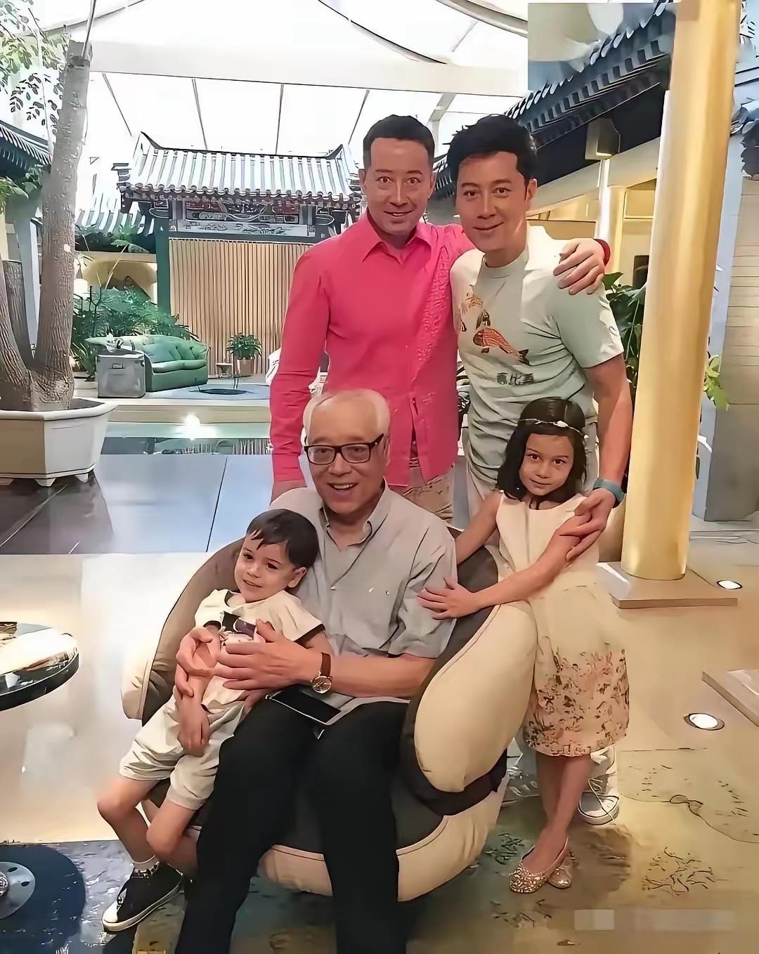蔡国庆每月给弟弟蔡军发2万工资，发了20年，一共480万。条件就一个：在家全职照