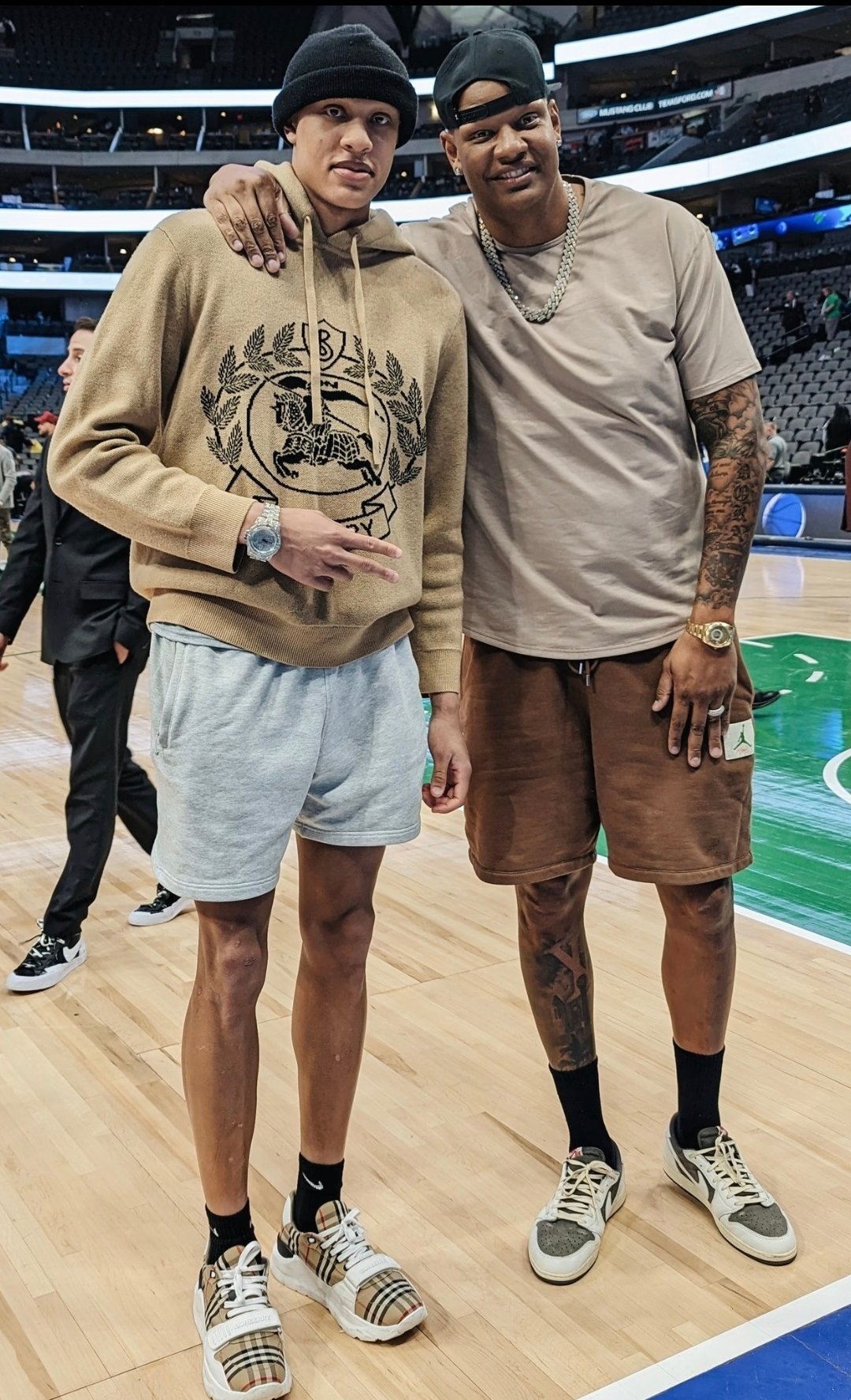 看到一个评论，说NBA两代无眉大侠就是没毛的曾凡博，大家觉得曾凡博的等离子烫剃光