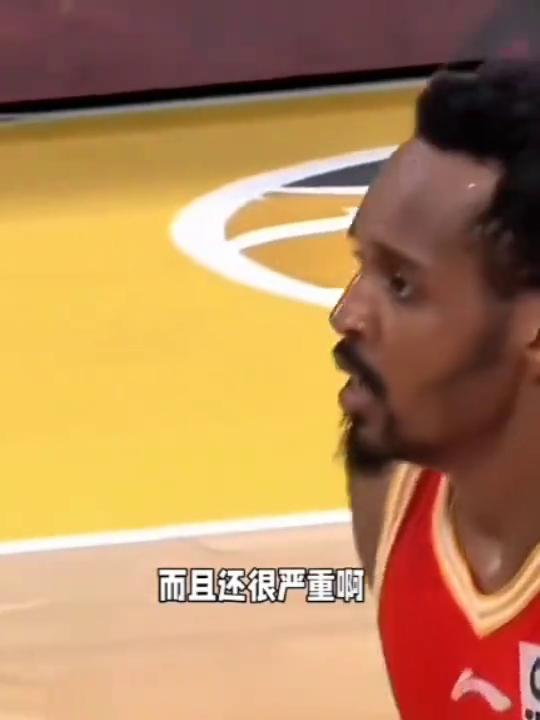 王浩然被布朗肘击头部。
我们看出了血，而且还很严重。慢动作来了，落地这一下下来，