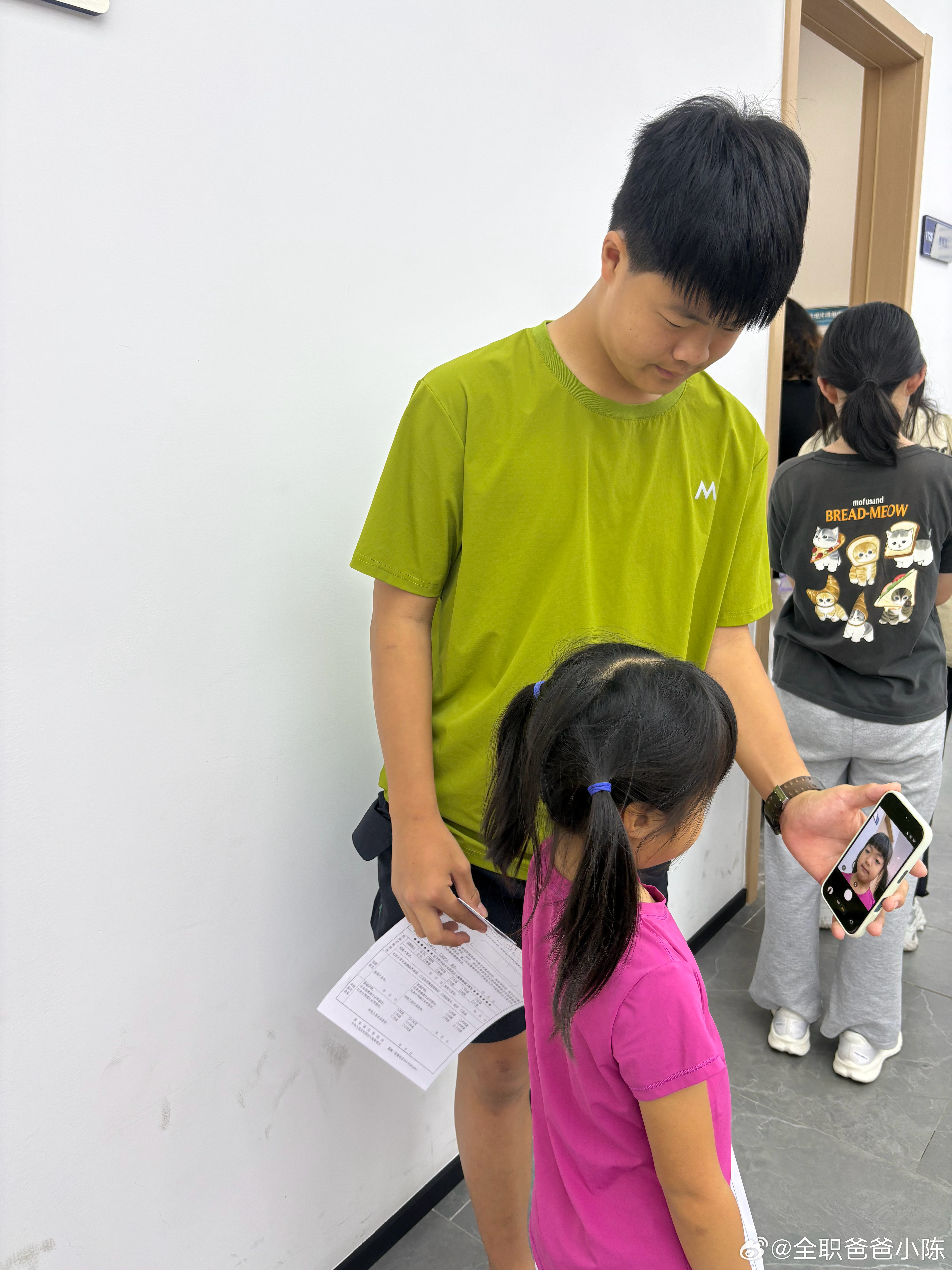 现在带两个来办证。发型不合格，重新扎了一把。还好昨晚剪了刘海不过最后的照片并不好