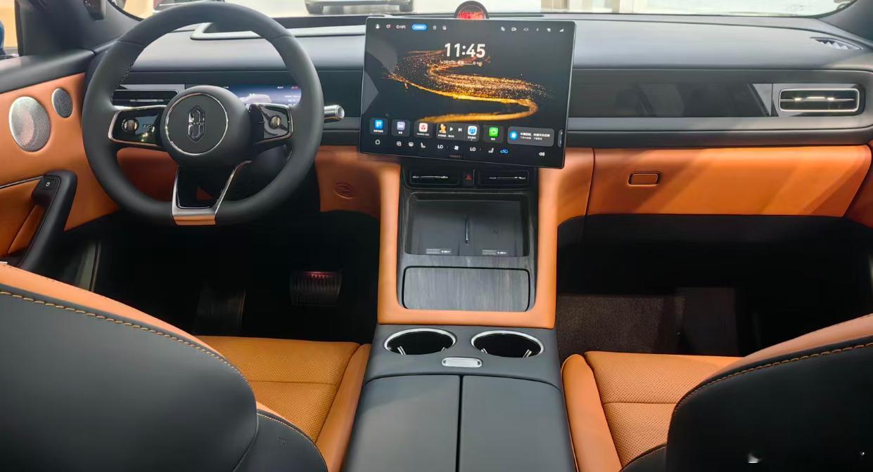 问界M6销售反馈：1，这车说起来很多地方专为女性设计，例如副驾的灵感橱窗，可以摆