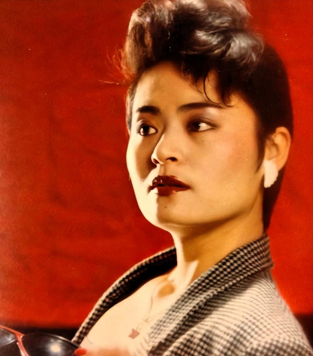 1957年，金炜玲出生于上海音乐家庭，父亲是军乐团的长号手，母亲擅长演唱粤剧。自