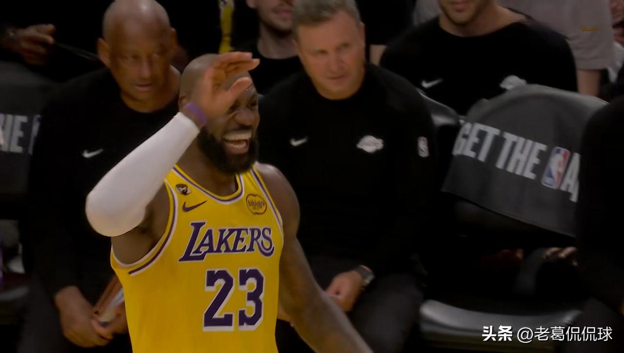 湖人超级后卫里弗斯太会夸奖詹姆斯了！在今天湖人主场以127：125战胜掘金的赛后