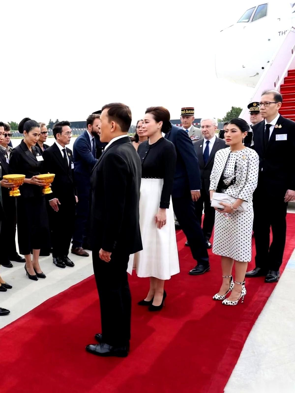 6月28日，一架专机降落在巴黎机场。泰王玛哈携苏提达王后正式踏上法国的红毯。
没