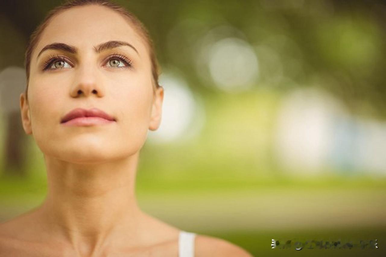 颜控的美女和不颜控的美女在找老公的时候差距还真挺大的。
身边那个长相比较丑的富二