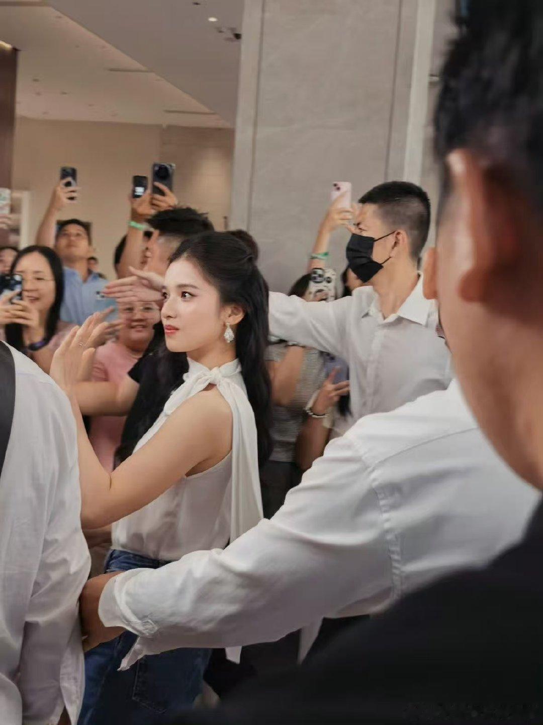 张婧仪线下空降比亚迪大楼张婧仪线下空降 张婧仪线下空降比亚迪大楼 