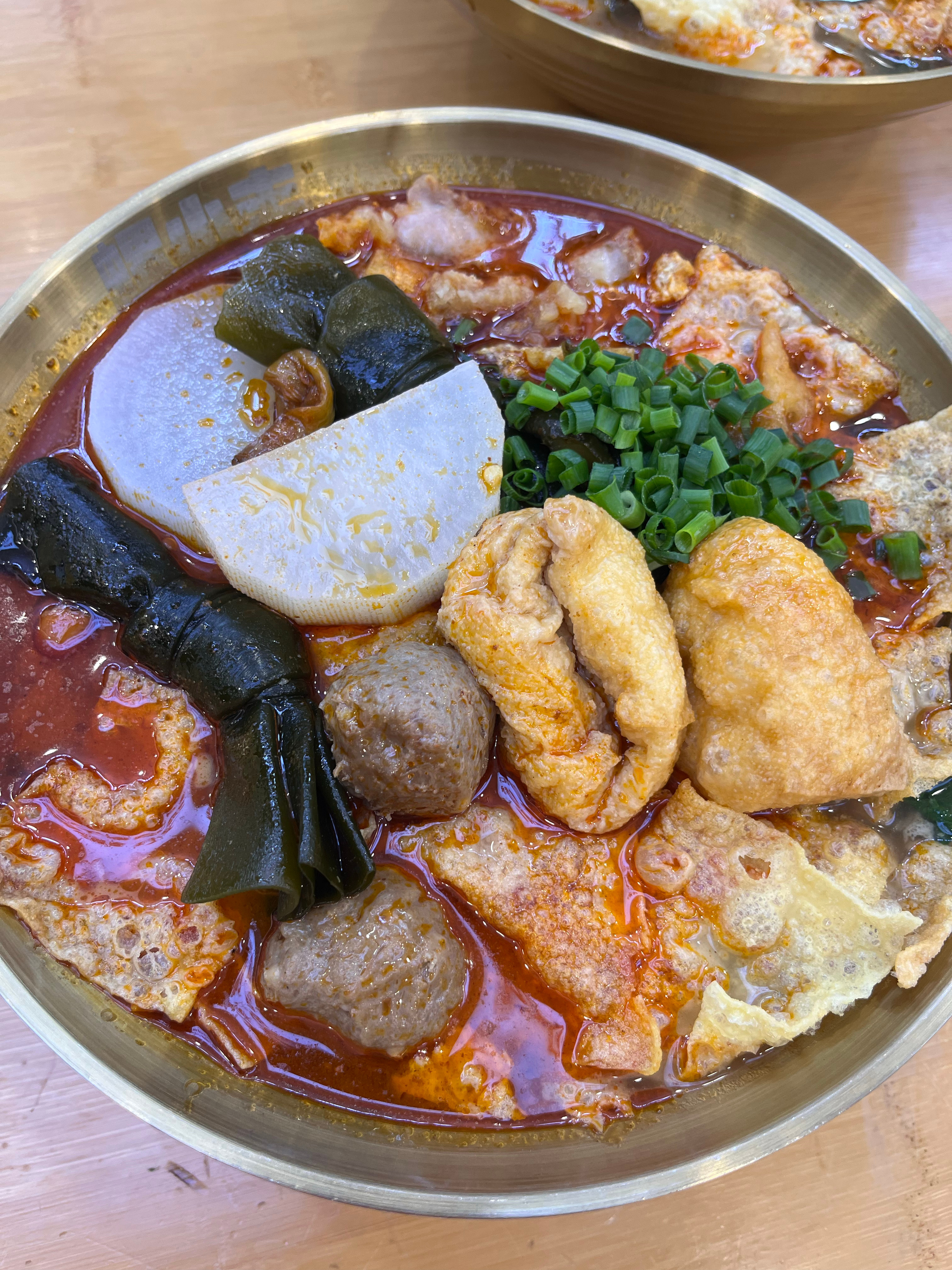 晚上八点半左右，突然饿了。开车到四方坪吃螺蛳粉。选择了这家店。这家店叫螺小丰柳州