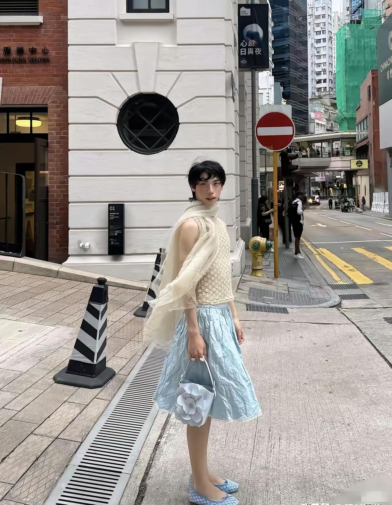 如果没看到手臂上的肌肉！我真的以为这个女生是女生男相！仔细一看才知道，这可是女神