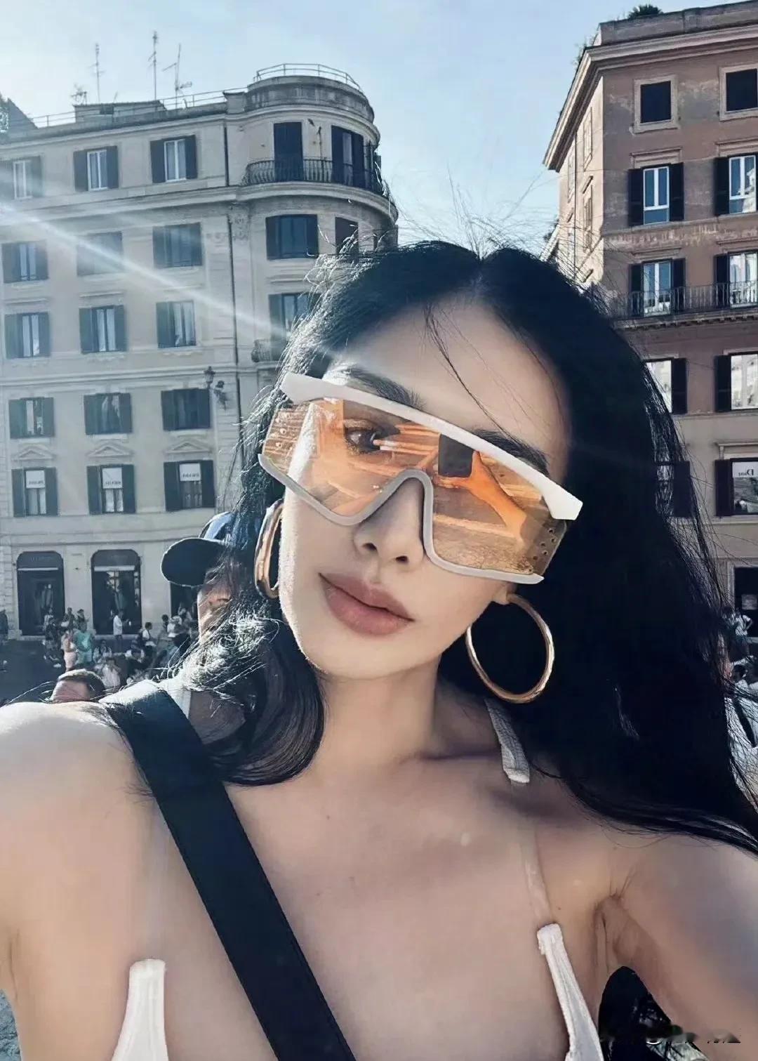性感美人钟丽缇，五一出游晒照，露胳肢窝！