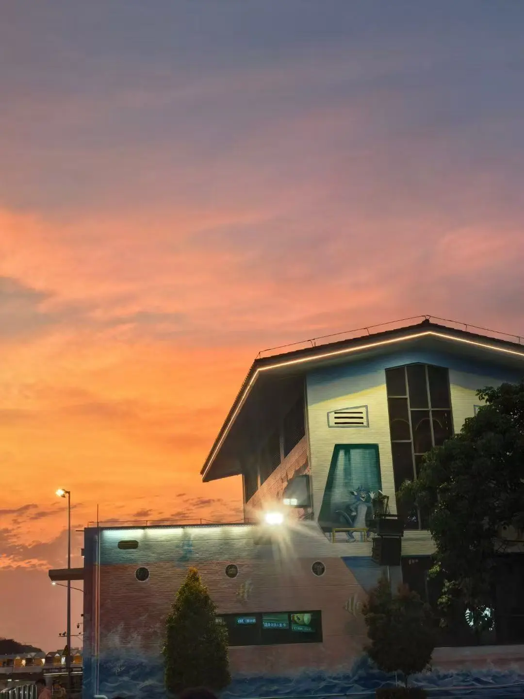 余霞散成绮，澄江静如练。