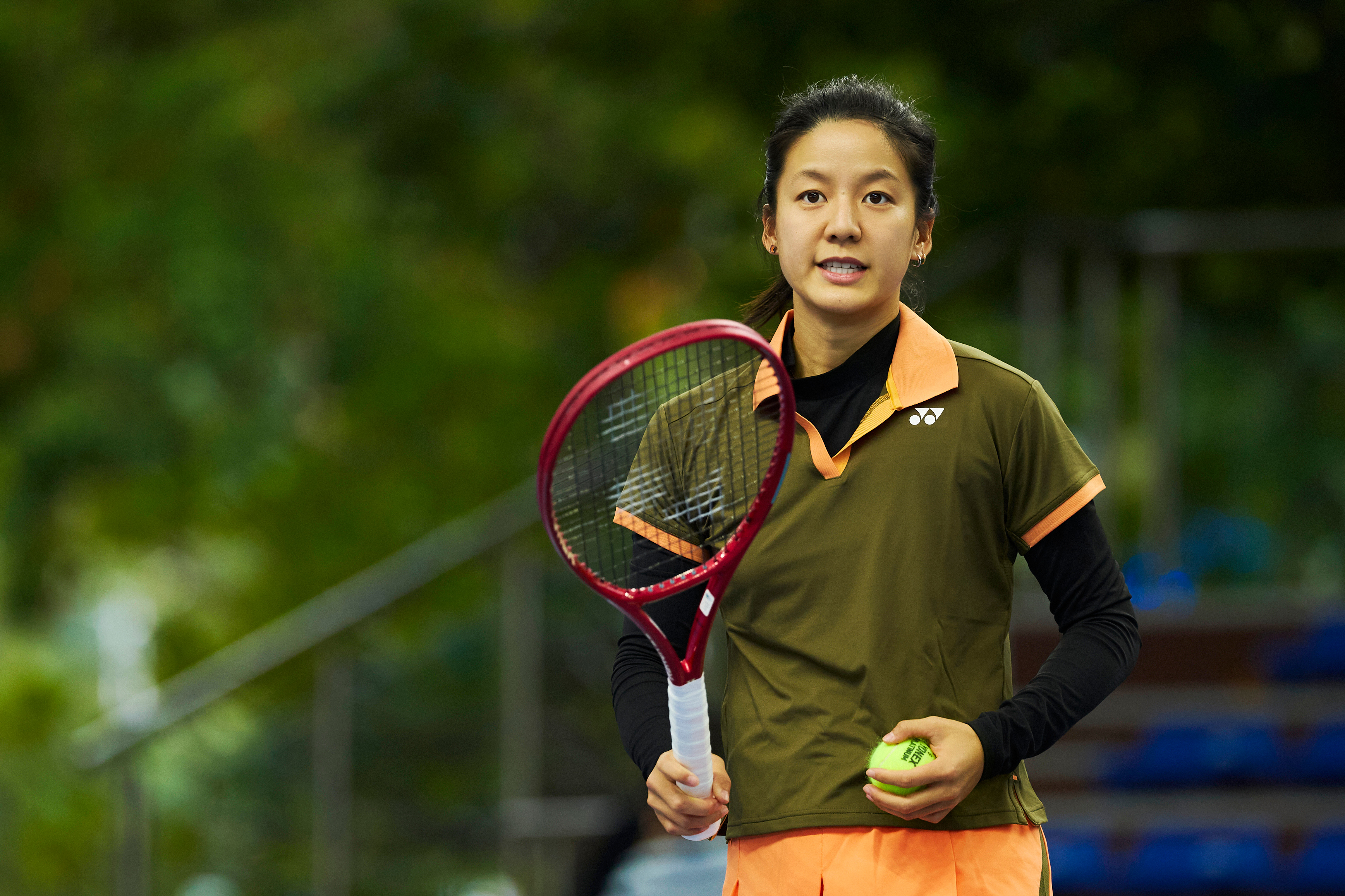 氛围感拉满！融入绿色背景的郑妩双超带感！摄影：记者 李建艺 