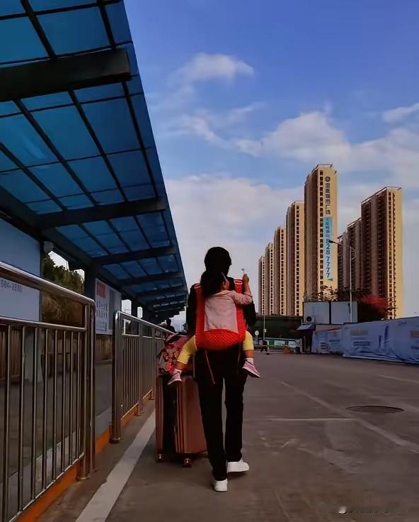 大家都听说了吗，湖北一女子带着孩子回娘家住了十几天，临走的时候呀，她想表达一下对