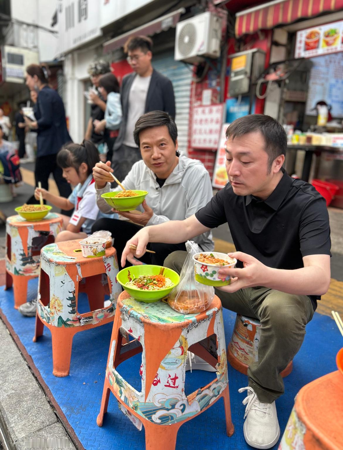 千亿总裁来武汉都要坐小板凳身价千亿却甘愿挤在市井小板凳嗦一碗热干面，没有清场、没