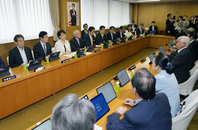 日本该打！中国不会手软

 
二战结束后，美国近三十年全权管控日本，为其制定和平