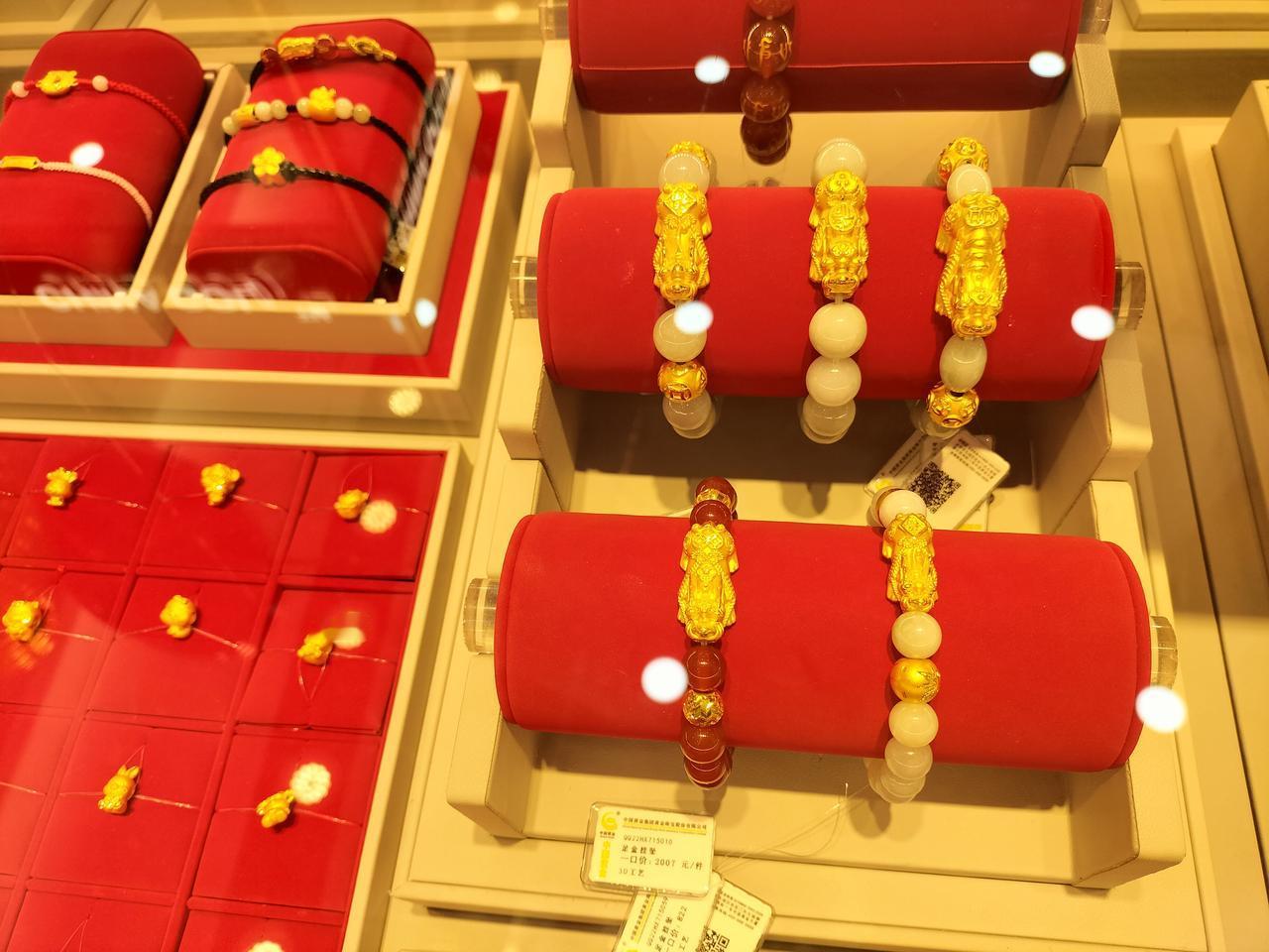 实体品牌的黄金价格和代购黄金的价格，它们之间的相差多少钱？你今天看了我这篇头条，