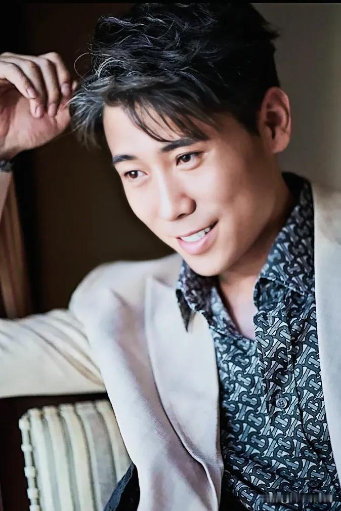 2006年，李乃文凭借围剿中的二喜，成功拿下了百合奖最佳男演员，这也说明是金子总