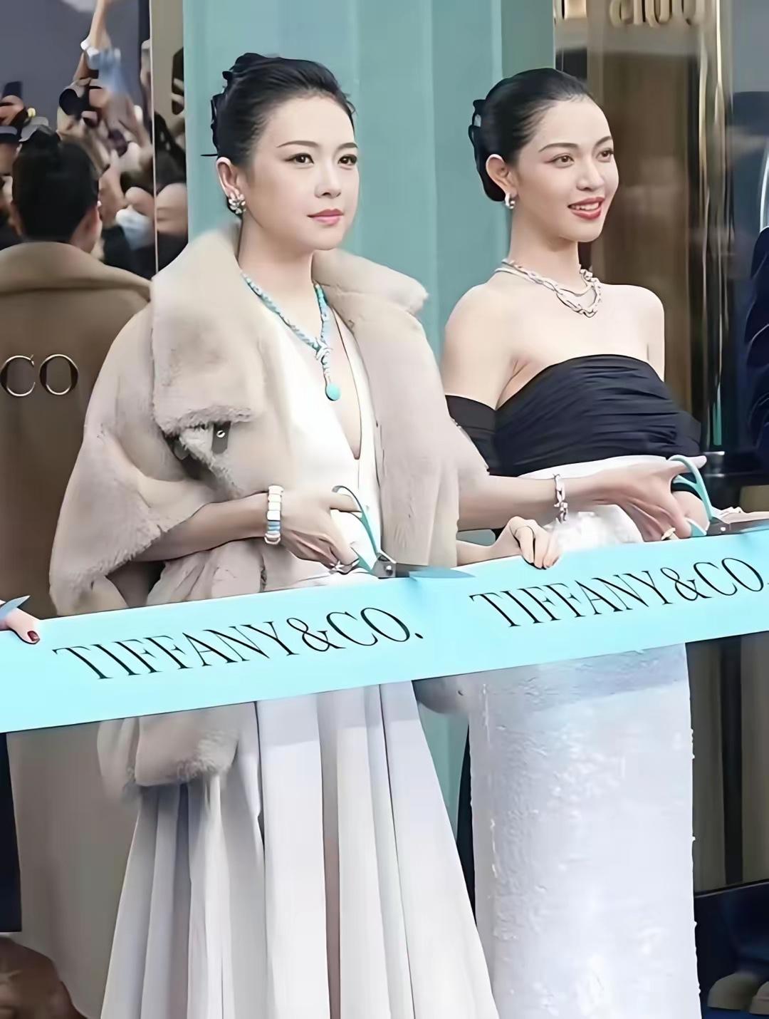 真不敢想象她竟然有这么大的勇气在章子怡面前抢，虽然已经不是第一次了，但是国际章这