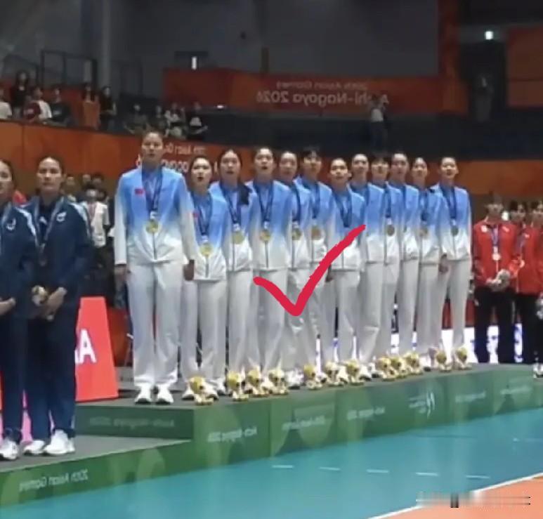 现在全网脸最黑的，
估计就是日本女排了。
在颁奖典礼上，中国队和泰国队全场面带笑