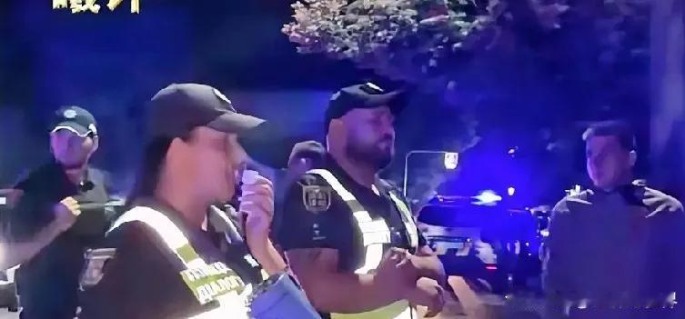 乌克兰文尼察市最近因为征兵的事儿闹翻天了。当地征兵办在体育场硬扣了百来个适龄男的