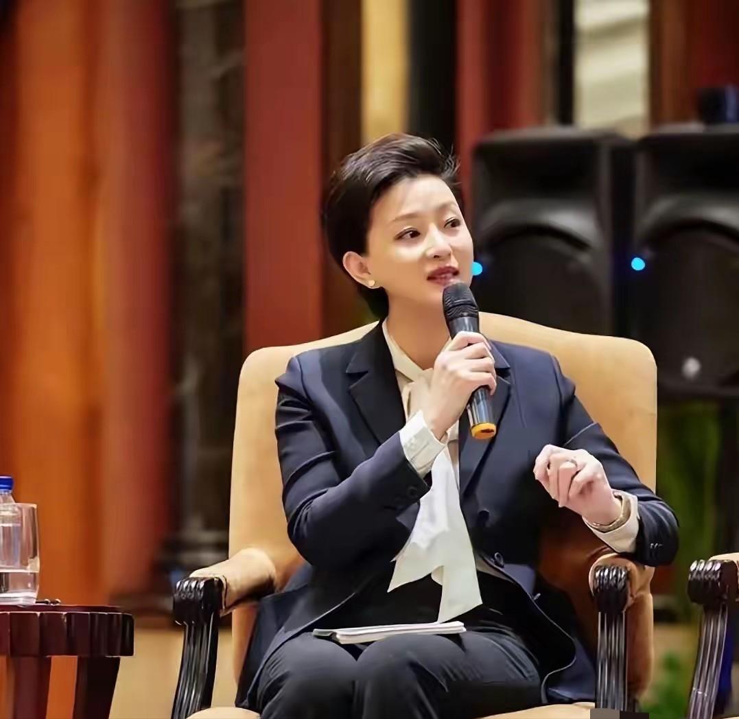杨澜大概也想不到，他的前夫张一兵，是这么体面又低调的男人。两人离婚后，他就与杨澜