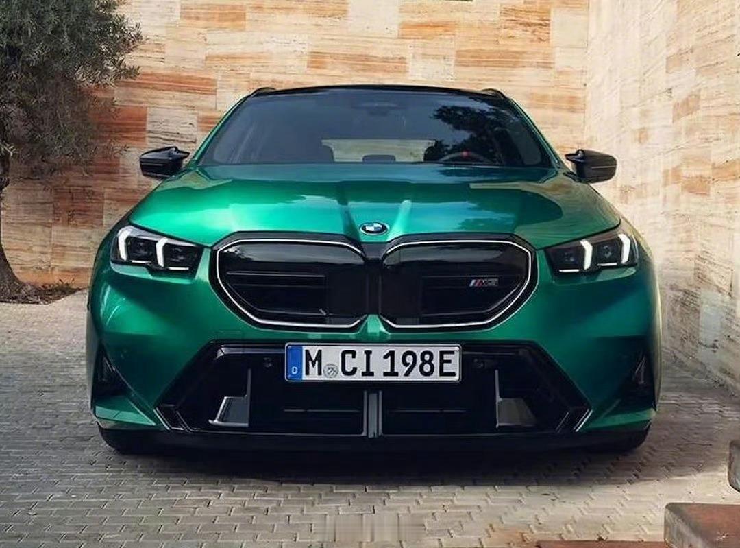 BMW M5 Touring，丰乳肥臀的感觉，喜欢😘#新星闪光计划##大v聊车