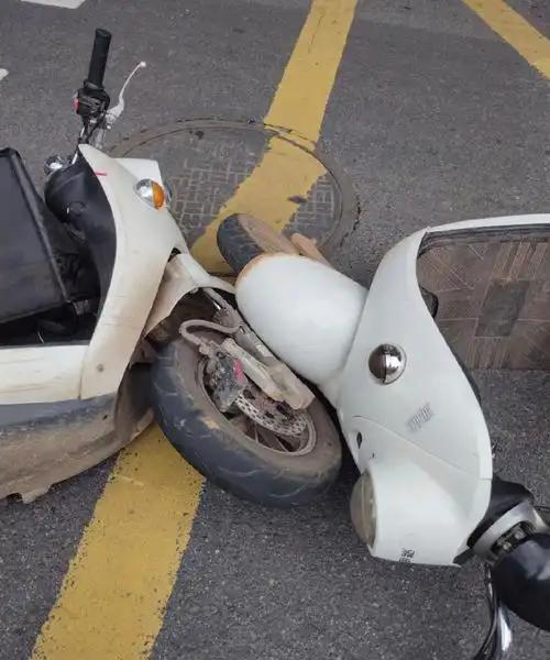 大年二十九，也是除夕，晚上八点二十，路上行人和车很少，人们多在家看春晚，保定市阳