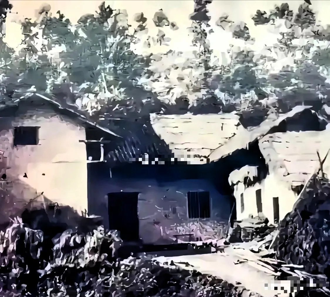 毛泽东故居图一，建国前遭国民党反动派破坏后的样子图二，五十年代经多次修复，恢复原