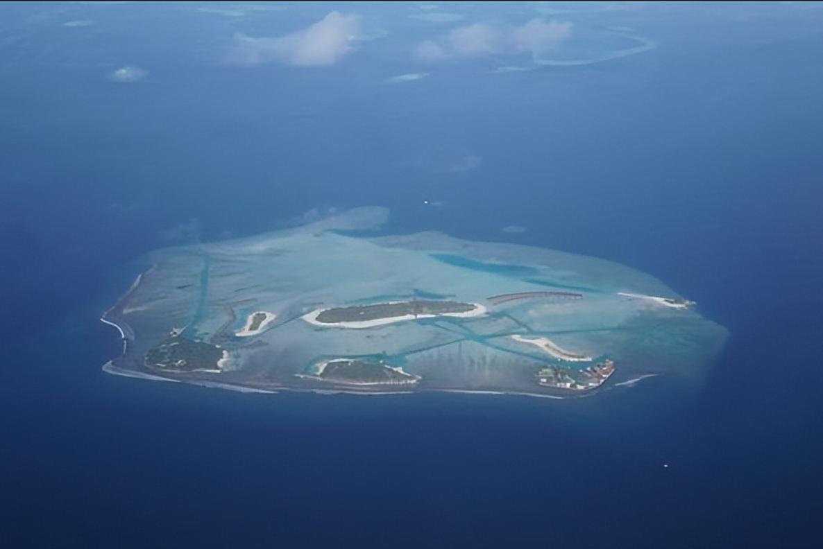 中方直接在黄岩岛入口拉起了浮动屏障！不是警告、不是声明、不是外交抗议，是352米