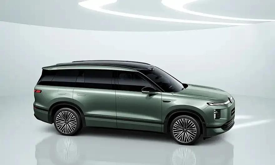 ERA 9X对新手极其友好。主动后轮转向让5.2米的车身转弯半径比Polo还小，